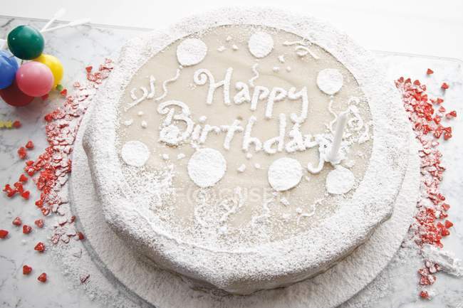 Торт до дня народження марципану покриті — стокове фото