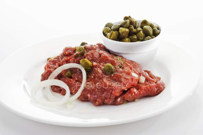 Beef tartare with onions and capers — Stock Photo