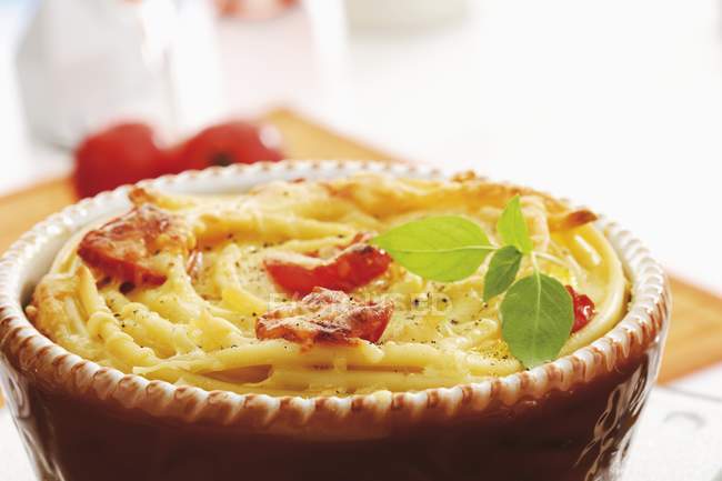 Cuocere la pasta con formaggio e pomodori — Foto stock