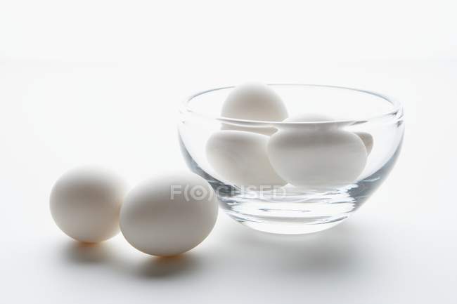 Белые яйца в миске — стоковое фото