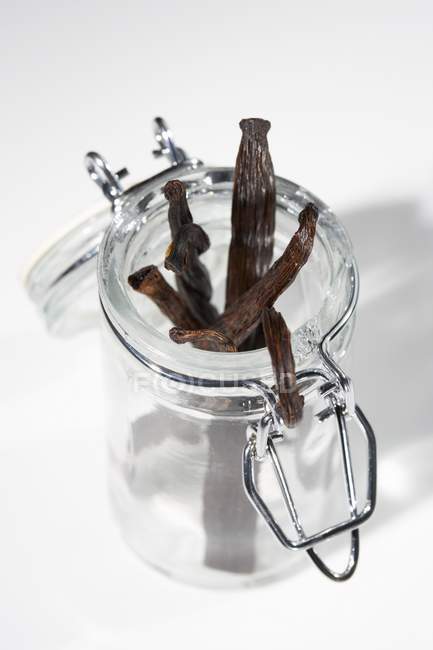 Getrocknete Vanilleschoten in geöffnetem Glas — Stockfoto