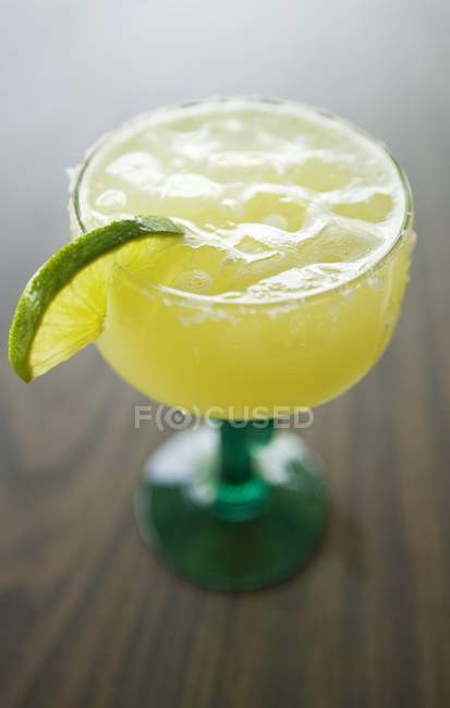Margarita sur les rochers en verre de cactus — Photo de stock