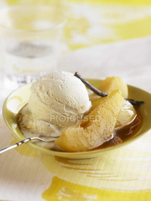 Ванильное мороженое с грушами — стоковое фото