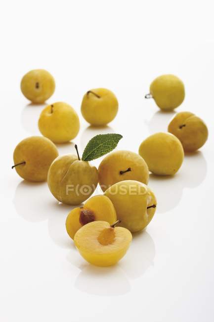 Várias ameixas amarelas — Fotografia de Stock