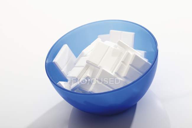 Vue rapprochée des barres de glucose dans un bol bleu — Photo de stock