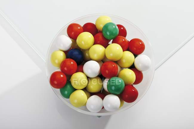 Vista close-up de bolas de chiclete coloridas na tigela — Fotografia de Stock