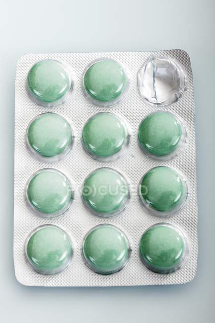 Close-up vista superior de pastilhas de goma de mascar na embalagem blister — Fotografia de Stock