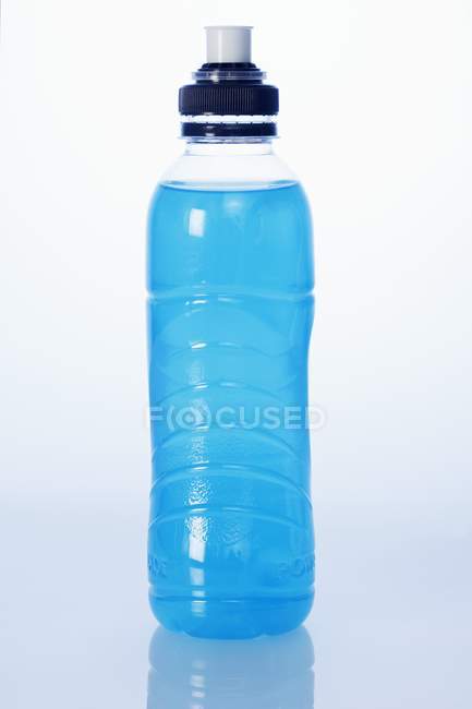 Крупним планом вид блакитного енергетичного напою в пластиковій пляшці з витягнутим верхом — стокове фото