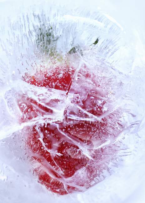 Клубника в глыбе льда — стоковое фото