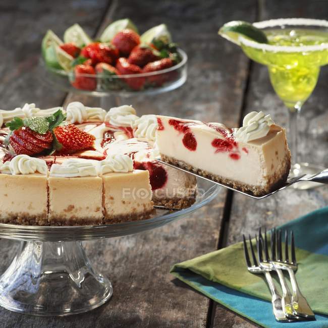 Gâteau au fromage aux fraises avec spatule — Photo de stock