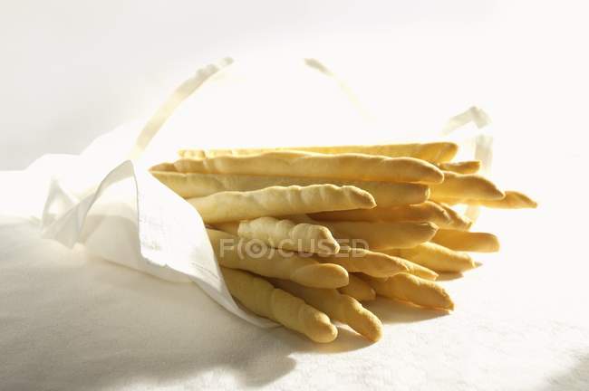 Гриссини в белой салфетке — стоковое фото