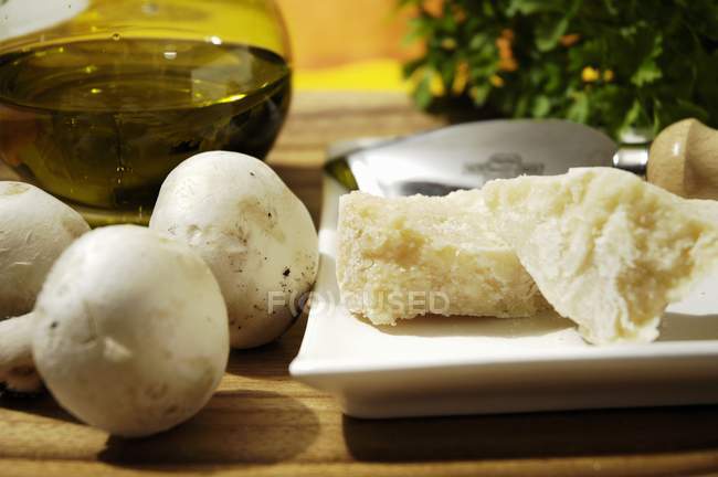 Funghi a bottone e Parmigiano — Foto stock