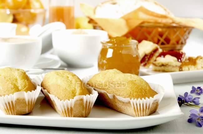 Baked goods and cappuccino for breakfast — Stock Photo