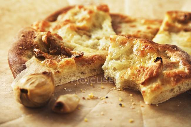 Rustikale gebratene Knoblauchpizza — Stockfoto