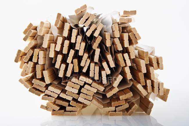 Vista de primer plano de paquetes de palillos de madera en un montón - foto de stock