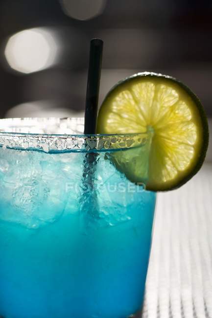 Margarita azul com fatia de limão — Fotografia de Stock