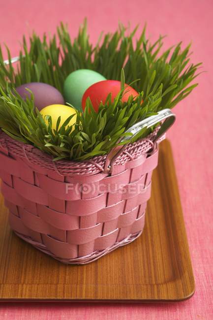 Panier de Pâques rose — Photo de stock