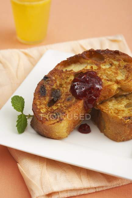 Primo piano vista di due pezzi di toast francese taglio spesso con marmellata e foglie — Foto stock