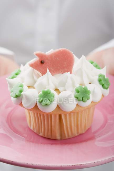 Main femelle tenant cupcake — Photo de stock
