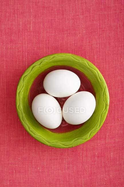 Яйця в зеленій мисці — стокове фото