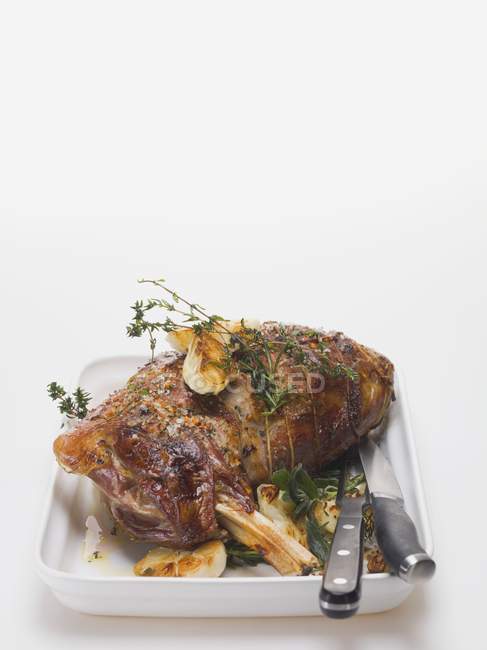 Stinco di agnello arrosto con aglio e timo — Foto stock