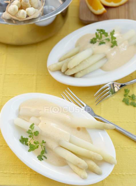 Asparagi con salsa olandese — Foto stock