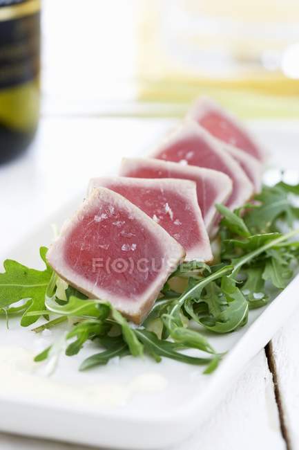 Grilled tuna on rocket — Stock Photo
