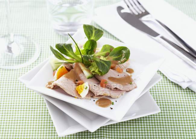 Kalb mit Salat im Teller — Stockfoto