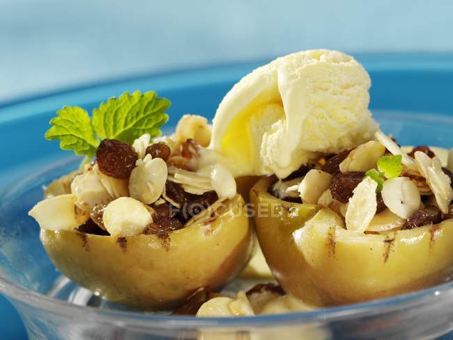 Grilled apples with nuts — Stock Photo
