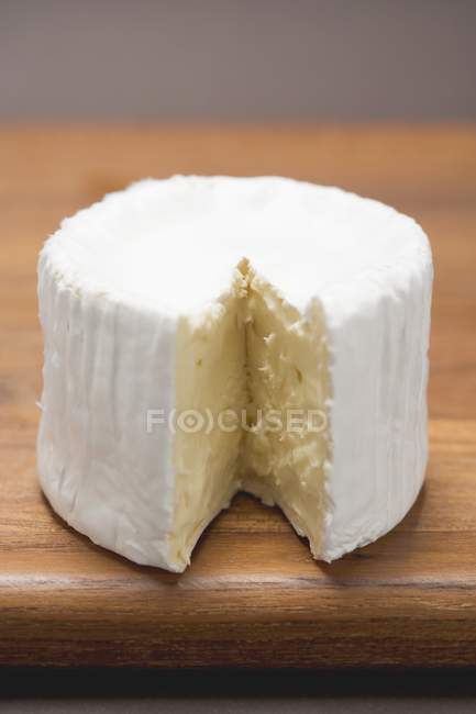 Goat's cheese on wooden desk — Stock Photo