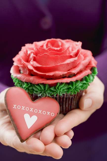 Mão feminina segurando cupcake — Fotografia de Stock