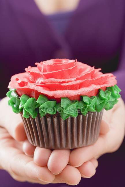 Mão feminina segurando cupcake — Fotografia de Stock