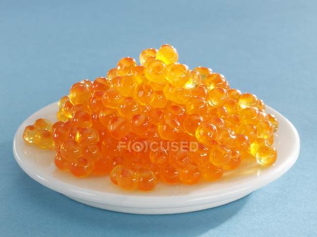 Forellen-Kaviar auf Teller — Stockfoto