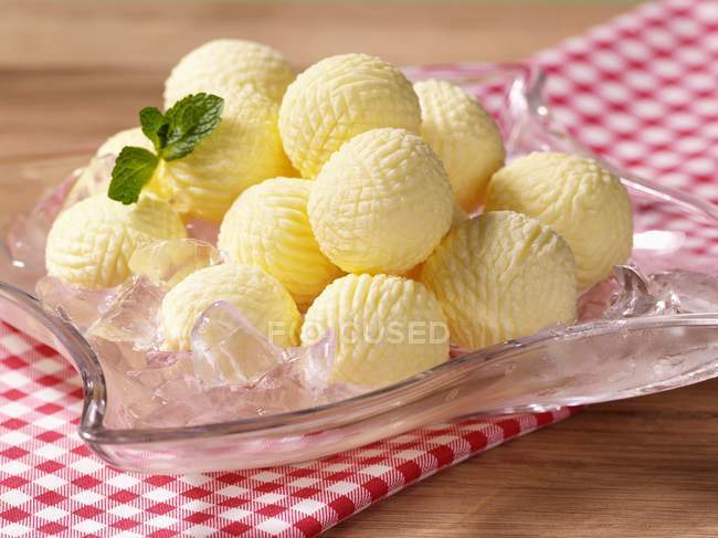 Vue rapprochée des boules de beurre sur glace — Photo de stock