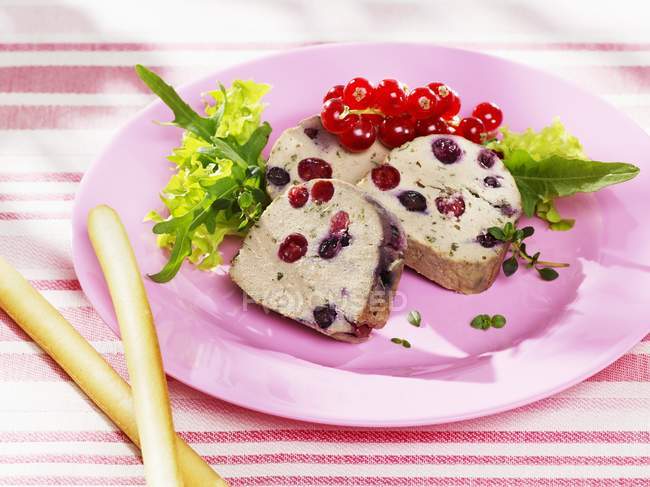 Poultry with redcurrants on plate — Stock Photo