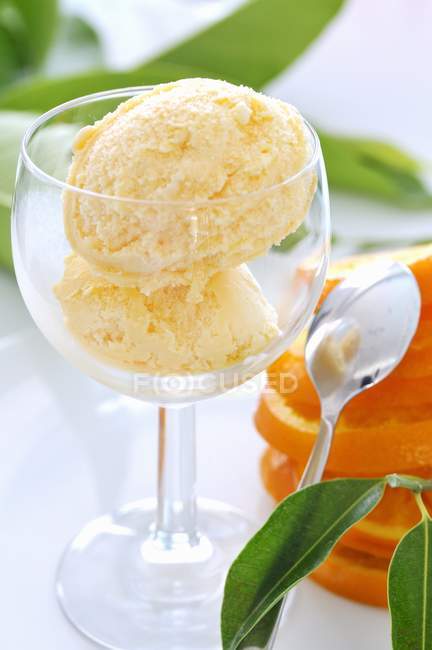 Дві ложки апельсинового морозива — стокове фото