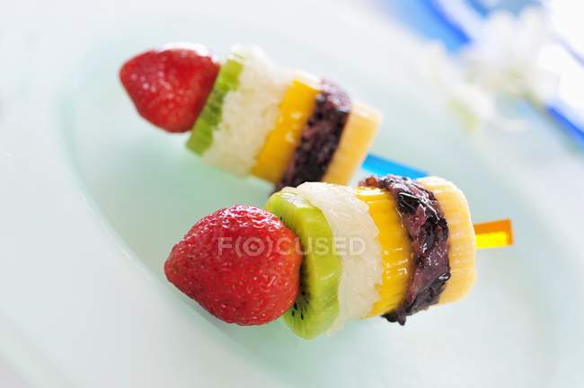 Шашлычные фруктовые суши — стоковое фото