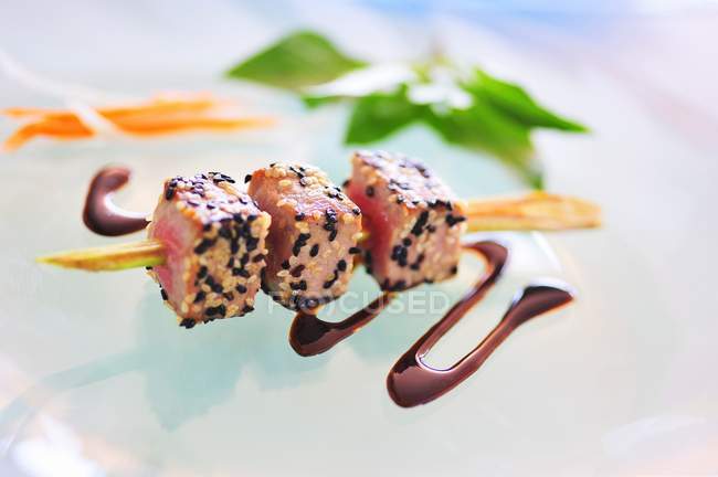 Тунець-шампур з бальзамічним оцтом — стокове фото