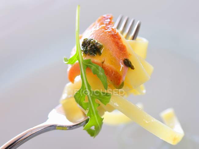 Lachs mit fettuccine Pasta auf Gabel — Stockfoto