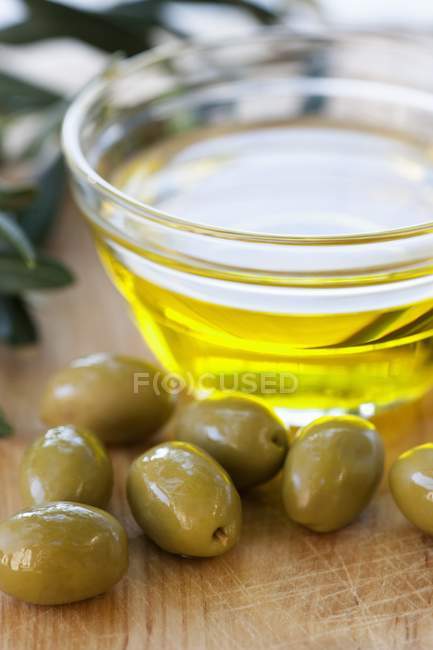 Aceitunas verdes y aceite de oliva - foto de stock