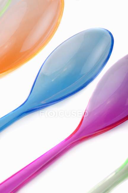 Vue rapprochée de cuillères en plastique coloré — Photo de stock