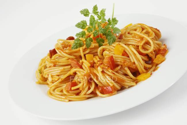 Espaguetis con pimientos y albahaca - foto de stock