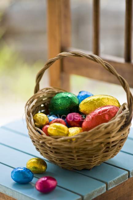Œufs de Pâques dans le panier — Photo de stock