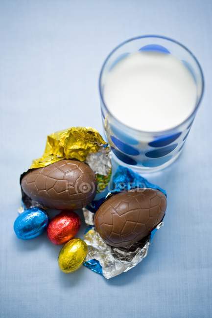 Uova e bicchiere di latte — Foto stock