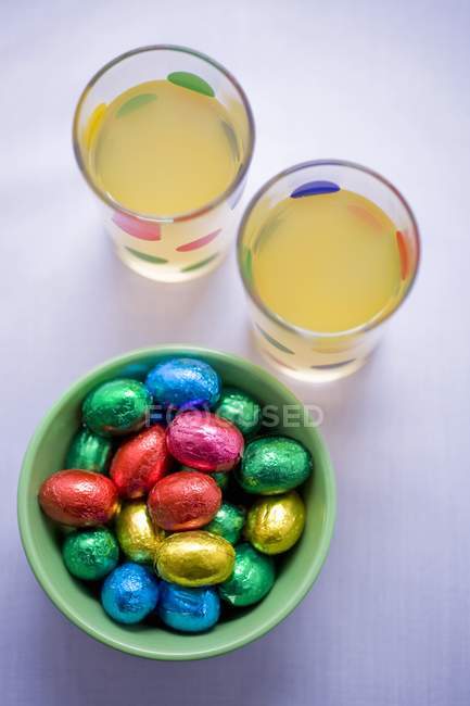 Huevos de chocolate en papel aluminio - foto de stock