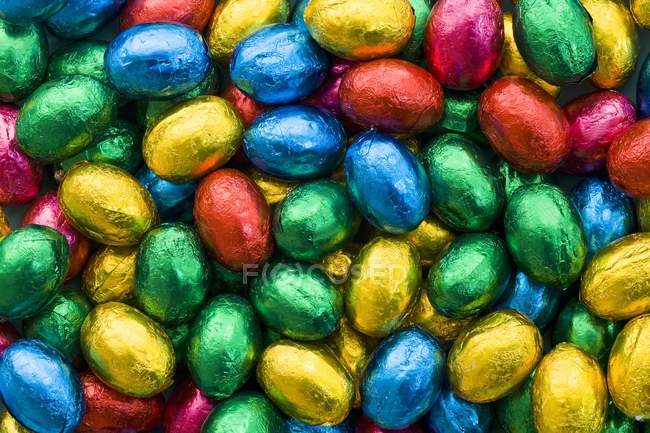 Яйца в цветной фольге — стоковое фото