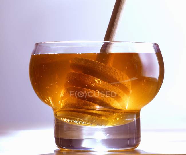 Honig im Glas mit Dipper — Stockfoto