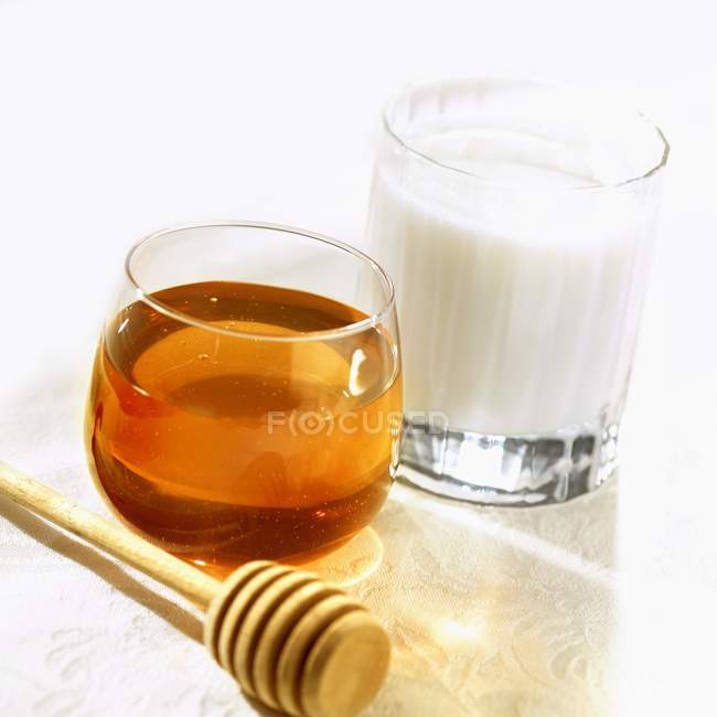 Trempette au miel et verre — Photo de stock