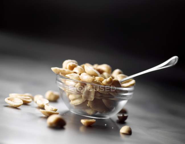Gesalzene Erdnüsse im Gericht — Stockfoto