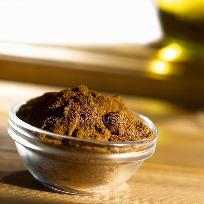 Curry powder in glass dish — Stock Photo